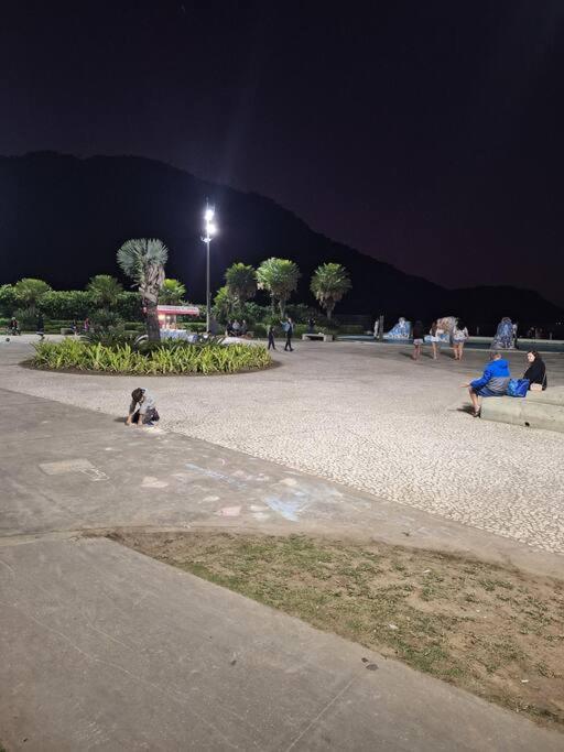 Kitnet Pé Na Areia, Em Frente A Praia. Praia Grande (Santos)